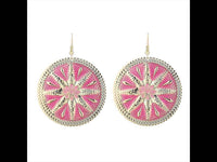 Cargar imagen en el visor de la galería, Brass Ohrringe Emaille Sternblume Zackenrand rund pink golden 5 cm Ohrhänger - chic-net.de
