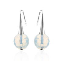 Cargar imagen en el visor de la galería, Brass Ohrringe milchig weiß Tropfen silber Glaskristall facettiert nickelfrei Ohrhänger - chic-net.de

