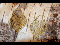 Load image into Gallery viewer, Brass Ohrringe Tribal Tropfen Blatt Blumenmuster antik golden Messing - chic-net.de
