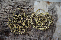 Load image into Gallery viewer, Brass Ohrringe Tribal Zackenrand rund Pfau Spiralbögen antik golden Messing - chic-net.de
