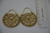 Load image into Gallery viewer, Brass Ohrringe Tribal Zackenrand rund Pfau Spiralbögen antik golden Messing - chic-net.de
