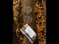 Load image into Gallery viewer, Brass Ohrringe Tribal Zackenrand rund Pfau Spiralbögen antik golden Messing - chic-net.de
