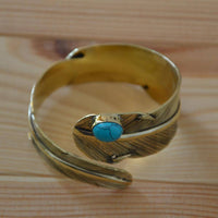 Load image into Gallery viewer, breiter Messing gold Armreif als Feder mit Türkis - chic-net.de
