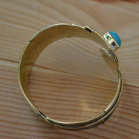 Load image into Gallery viewer, breiter Messing gold Armreif als Feder mit Türkis - chic-net.de
