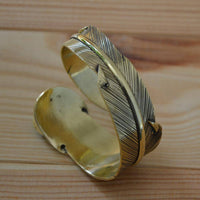 Load image into Gallery viewer, breiter Messing gold Armreif als Feder mit Türkis - chic-net.de
