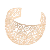 Load image into Gallery viewer, breiter werdender Brass Armreif golden 45 mm Spiralen Stanzmuster - chic-net.de
