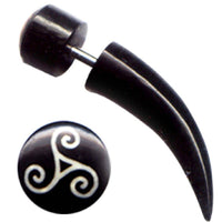 Load image into Gallery viewer, Buffalo Horn Fake Piercing, leicht gebogener Spike, schwarz mit weißem Muster, Ohrhänger, Ohrstecker, Ohrring - chic-net.de
