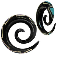 Load image into Gallery viewer, Chic-Net Tribal Horn Piercing Expander- Türkis Inlay Spirale- Ohrring aus Horn- 6mm- schwarz-weiß-türkis- Plug- Tunnel- Ohrhänger- Ohrstecker - chic-net.de
