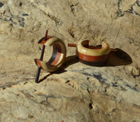 Load image into Gallery viewer, Creolen Ohrringe Holz Stick Pin 15mm hell rot schwarz.
