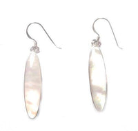 Load image into Gallery viewer, Damen Ohrringe 33 mm Ohrhänger weiß oval Perlmutt 925 Sterling Silber eingefasst lang - chic-net.de

