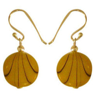 Load image into Gallery viewer, Damenohrringe mit gelb gefärbter Perlmuttmuschel und Muster, mit 925er Sterlingsilberbügel - chic-net.de
