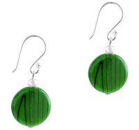 Load image into Gallery viewer, Damenohrringe mit grün gefärbter Perlmuttmuschel und Muster, mit 925er Sterlingsilberbügel - chic-net.de

