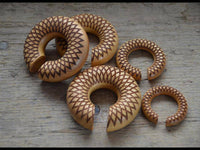 Load image into Gallery viewer, Donut Ohr Piercing Dahlie Jackfrucht Holz Ohrgewicht - chic-net.de
