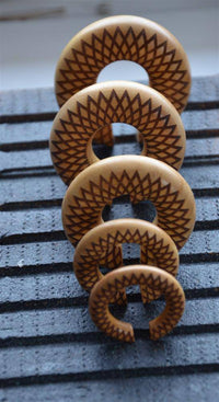 Load image into Gallery viewer, Donut Ohr Piercing Dahlie Jackfrucht Holz Ohrgewicht - chic-net.de
