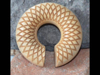 Load image into Gallery viewer, Donut Ohr Piercing Dahlie Krokodilholz Ohrgewicht - chic-net.de
