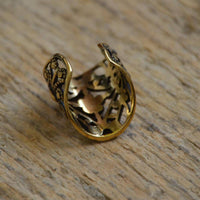 Load image into Gallery viewer, Ear cuffs verschnörkeltes Muster Blumen Messing gold - chic-net.de

