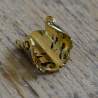 Load image into Gallery viewer, Ear cuffs verschnörkeltes Muster Lilie Messing gold - chic-net.de
