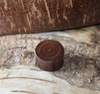 Cargar imagen en el visor de la galería, Eisenholz Rosenholz Flesh Plug balinesisches Mandala - chic-net.de
