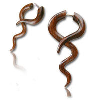 Load image into Gallery viewer, Fake Holz Piercing Schlaufe lang wellig Narra Wood Plug nickelfrei Edelstahl Ohrstecker Organic - chic-net.de
