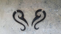 Load image into Gallery viewer, Fake Horn Piercing Hai Tail Hook Spirale Kralle handgeschnitzt schwarz Dehner - chic-net.de
