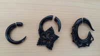 Load image into Gallery viewer, Fake Horn Piercing Hook Spirale Kralle handgeschnitzt schwarz Dehner Ohrring - chic-net.de
