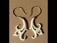 Load image into Gallery viewer, Fake Ohr Piercing Bone Knochen Messing Ohrhänger Ohrring Ornament golden weiß - chic-net.de
