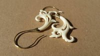 Load image into Gallery viewer, Fake Ohr Piercing Bone Knochen Messing Ohrhänger Ohrring Ornament golden weiß - chic-net.de
