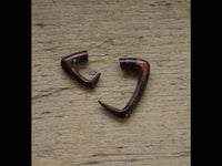 Load image into Gallery viewer, Fake Piercing Edelstahl dunkel Holz Triangel Spirale - chic-net.de
