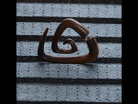 Load image into Gallery viewer, Fake Piercing Edelstahl dunkel Holz Triangel Spirale - chic-net.de
