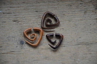 Load image into Gallery viewer, Fake Piercing Edelstahl dunkel Holz Triangel Spirale - chic-net.de

