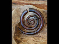 Cargar imagen en el visor de la galería, Fake Piercing Edelstahl Holz XL Spiralen hell dunkel - chic-net.de
