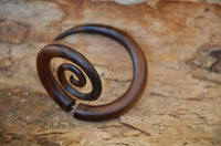 Cargar imagen en el visor de la galería, Fake Piercing Edelstahl Holz XL Spiralen hell dunkel - chic-net.de
