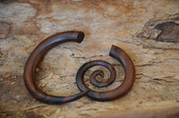 Cargar imagen en el visor de la galería, Fake Piercing Edelstahl Holz XL Spiralen hell dunkel - chic-net.de
