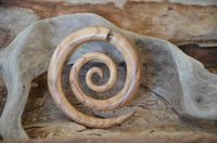 Cargar imagen en el visor de la galería, Fake Piercing Edelstahl Holz XL Spiralen hell dunkel - chic-net.de
