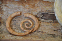 Cargar imagen en el visor de la galería, Fake Piercing Edelstahl Holz XL Spiralen hell dunkel - chic-net.de
