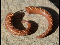 Load image into Gallery viewer, Fake Piercing Edelstahl Holz Zacken Dehnschnecke - chic-net.de
