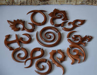 Load image into Gallery viewer, Fake Piercing Edelstahl Rosenholz Tribal Wave - chic-net.de
