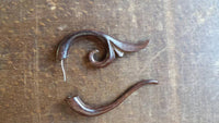 Load image into Gallery viewer, Fake Piercing Fishtail Spirale Holz Edelstahl handgeschnitzt dunkelbraun Dehner - chic-net.de
