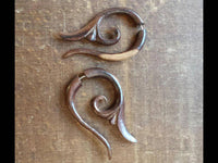 Load image into Gallery viewer, Fake Piercing Fishtail Spirale Holz Edelstahl handgeschnitzt dunkelbraun Dehner - chic-net.de
