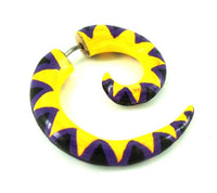 Cargar imagen en el visor de la galería, Fake Piercing Holz Handbemalt Zacken lila gelb 8 mm Plug Tunnel Ohrhänger Ohrstecker - chic-net.de
