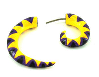 Cargar imagen en el visor de la galería, Fake Piercing Holz Handbemalt Zacken lila gelb 8 mm Plug Tunnel Ohrhänger Ohrstecker - chic-net.de

