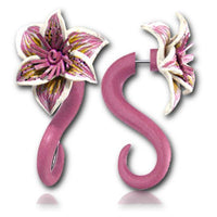 Load image into Gallery viewer, Fake Piercing Holz S-Form Leder Blume rosa weiß gelb Plug Ohrstecker nickelfrei - chic-net.de
