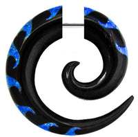 Load image into Gallery viewer, Fake Piercing, Horn Blue-Wave Spirale, schwarz mit blauen Wellen, Expander, Ohrhänger, Ohrstecker, Ohrring - chic-net.de
