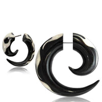 Load image into Gallery viewer, Fake Piercing, Horn Flammen Spirale, schwarz mit weißen Flammen-Inlay, Expander, Ohrhänger, Ohrstecker, Ohrring - chic-net.de
