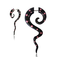 Load image into Gallery viewer, Fake Piercing, Horn Spirale mit langgezogener Spitze, schwarz mit pinken Punkten, Expander, Ohrhänger, Ohrstecker, Ohrring - chic-net.de

