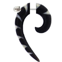 Load image into Gallery viewer, Fake Piercing, Horn Spirale mit langgezogener Spitze, schwarz mit weißem Bone-Inlay, Expander, Ohrhänger, Ohrstecker, Ohrring - chic-net.de
