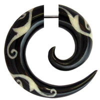 Load image into Gallery viewer, Fake Piercing, Horn Spirale, schwarz mit weißem Bone-Inlay, Expander, Ohrhänger, Ohrstecker, Ohrring - chic-net.de
