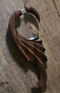 Load image into Gallery viewer, Fake Piercing Ohrring Flügel Haken 72mm Holz Edelstahl - chic-net.de
