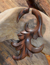 Load image into Gallery viewer, Fake Piercing Ohrring Holz Farn 58 x 35mm Edelstahl - chic-net.de
