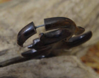 Load image into Gallery viewer, Fake Piercing Ohrring Holz Farn 58 x 35mm Edelstahl - chic-net.de
